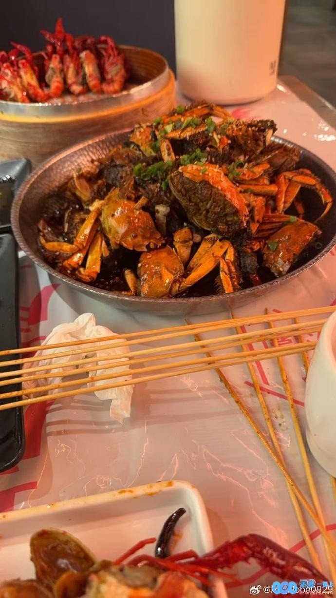 Hope晒与Kanavi聚餐合照：又是吃上徐代表请的饭，分享精彩聚会背后的故事