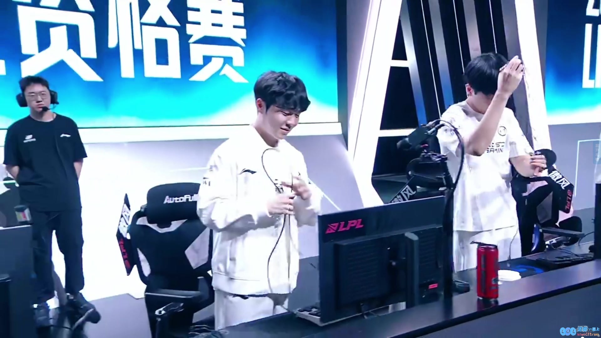 S赛我们来了👉iG晋级Theshy手指现场庆祝表情愉快轻松，冠军梦想触手可及