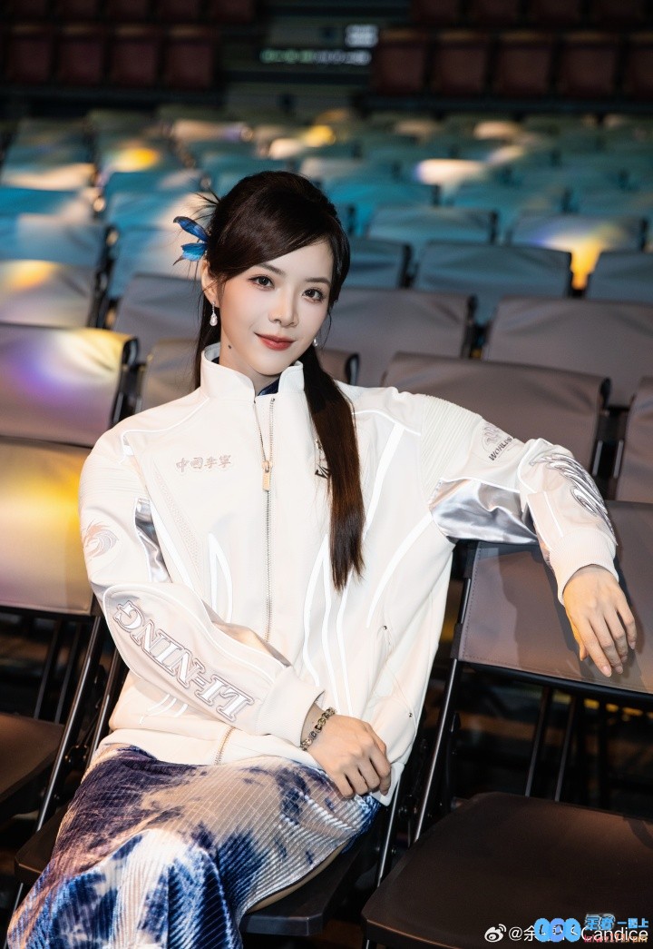 余霜晒LPL出征服照：被今年李宁新出征服帅到了！这质感绝了！