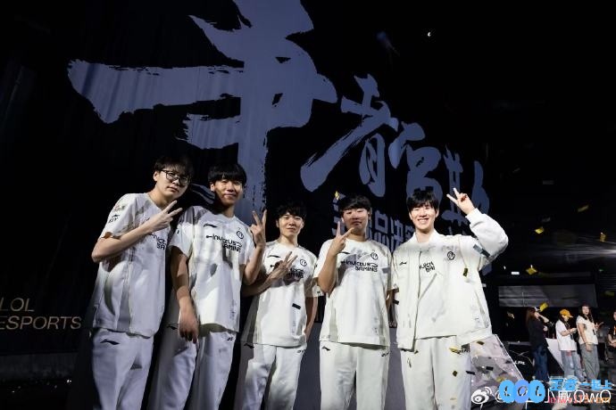 Wei/GALA/Meiko晒队伍合照：加油世界赛我们来了，期待荣耀一战！