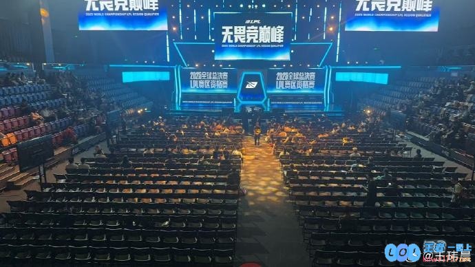 媒体人：今天JDG对WBG现场好夸张，完全没人昨天IG打TES坐满了，赛场氛围为何天差地别