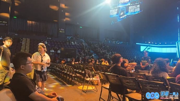 媒体人：今天JDG对WBG现场好夸张，完全没人昨天IG打TES坐满了，赛场氛围为何天差地别