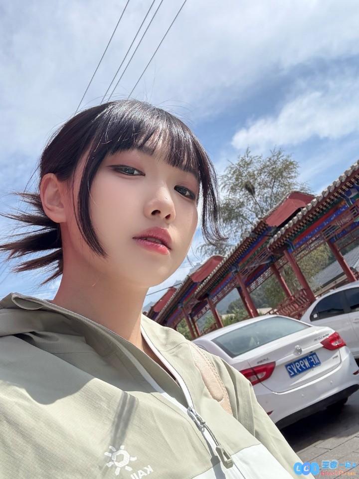 互动女主持人周敢敢分享旅游爬山自拍：很累但很有收获⛰️，体会自然与人生的真谛