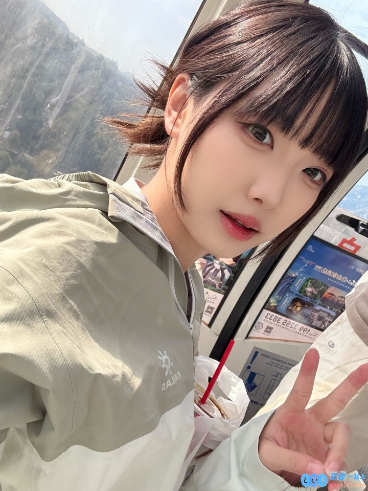 互动女主持人周敢敢分享旅游爬山自拍：很累但很有收获⛰️，体会自然与人生的真谛