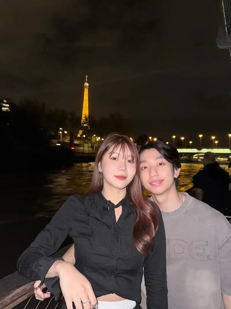 埃菲尔铁塔下的浪漫，f0rsakeN晒跟女朋友在巴黎的合影