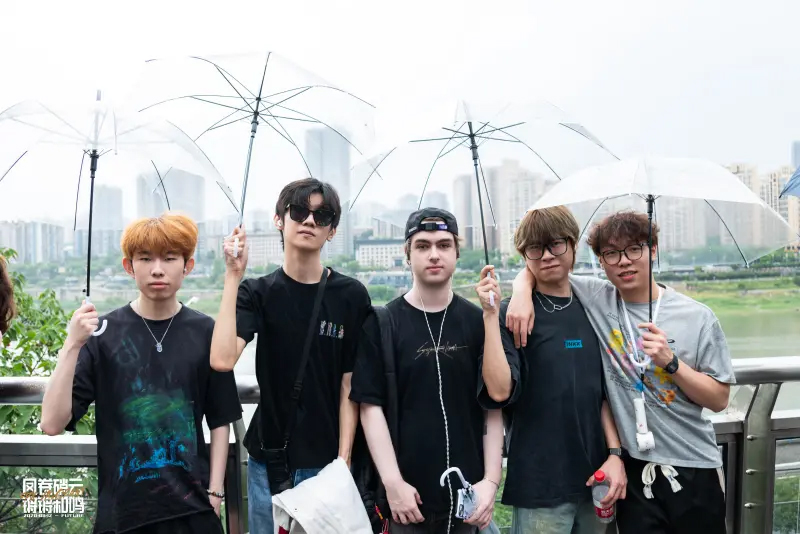 FPX发布队伍合照：时光的褶皱里，藏着我们回不去的昨天