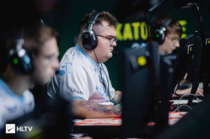 dycha：我和jcobbb一起打了一天就看出了他身上的潜力