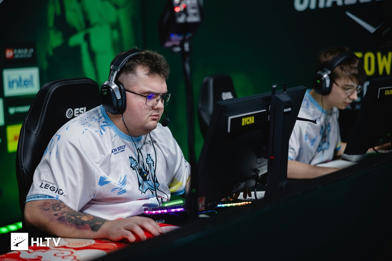 dycha：我和jcobbb一起打了一天就看出了他身上的潜力