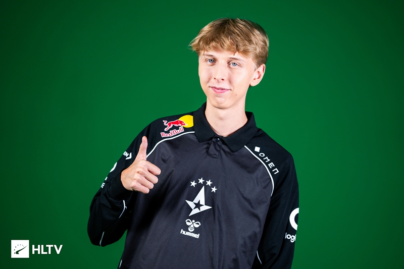 jabbi：蛇形贴纸是朋友的创意，不打游戏会考虑踢足球